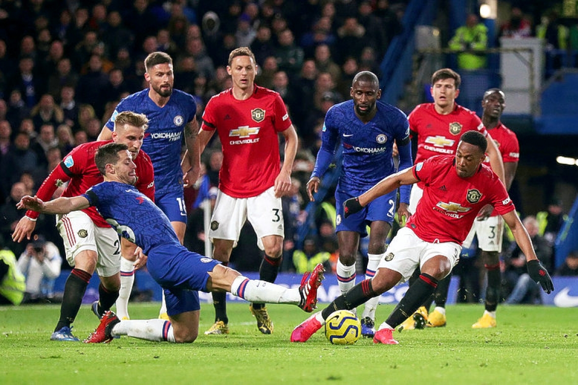Manchester United win 2-0 at  Chelsea to close on top four