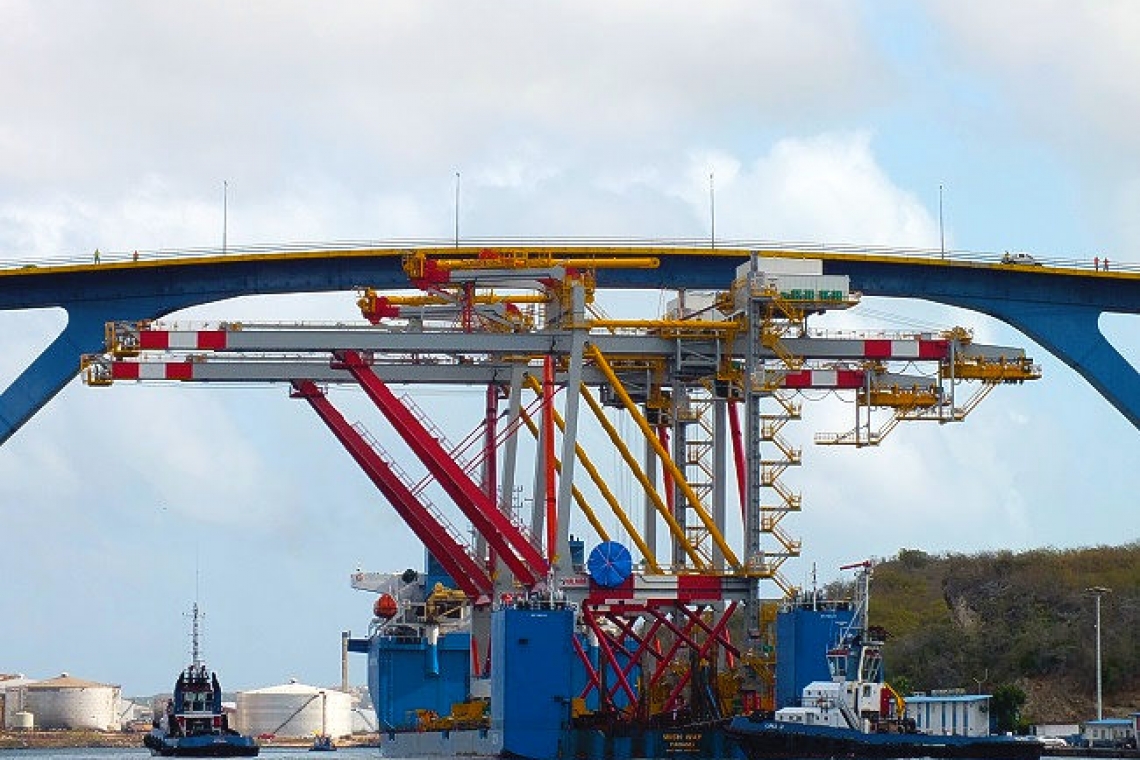Gantry crane on ship collides with Juliana Bridge