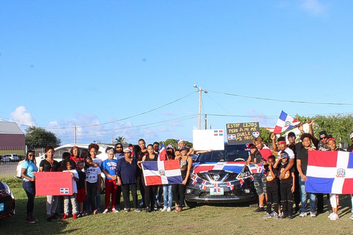     Dominicanos wear sombre colours in protest of election postponement