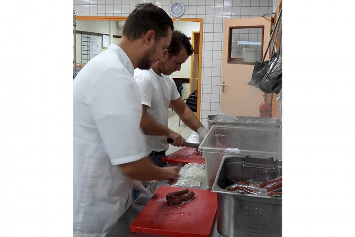 Military cooks now making  meals for Aruba’s food bank