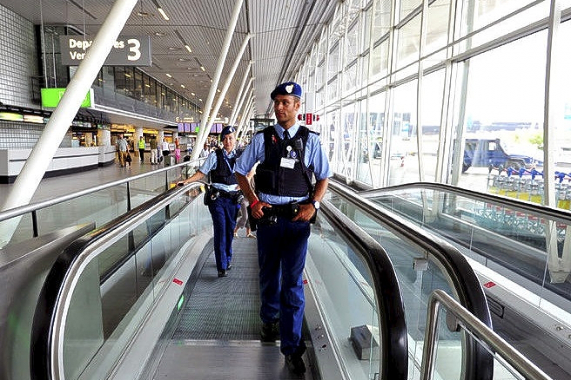 Men arrested with gun on Schiphol train were not terrorists, police say