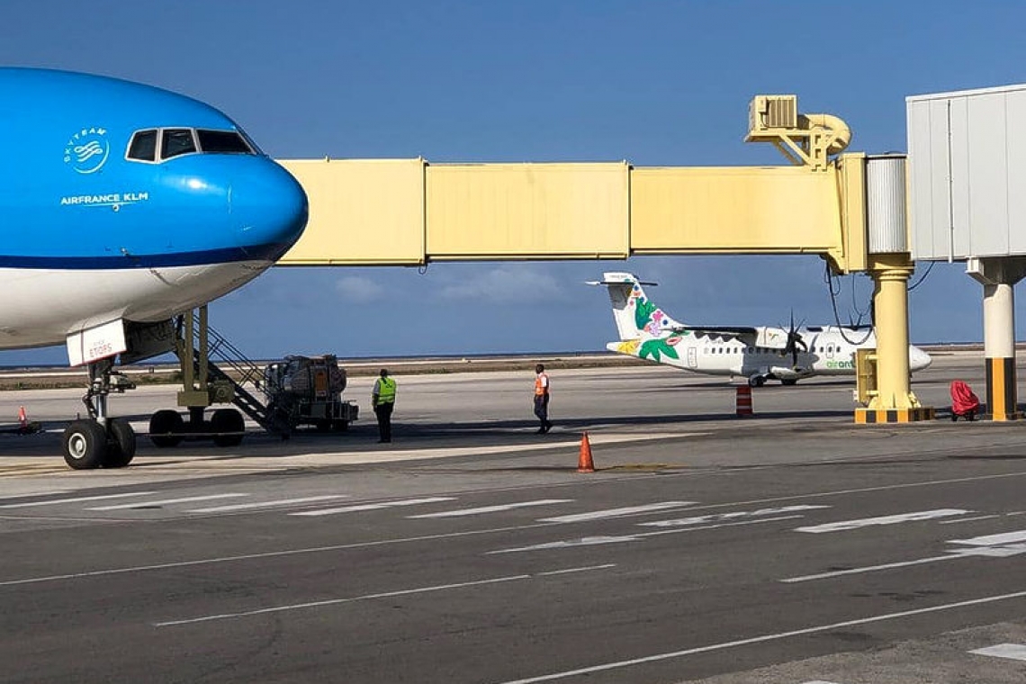       Stranded tourists  leave St. Maarten