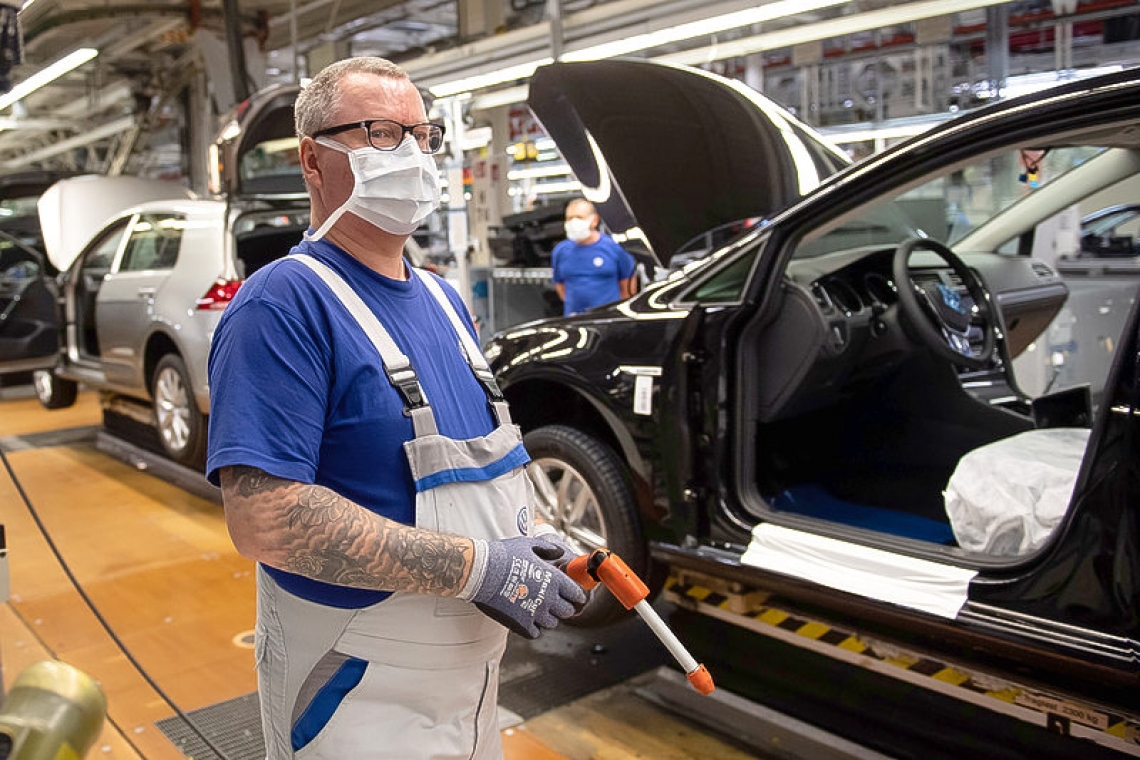 Europe restarts its car factories