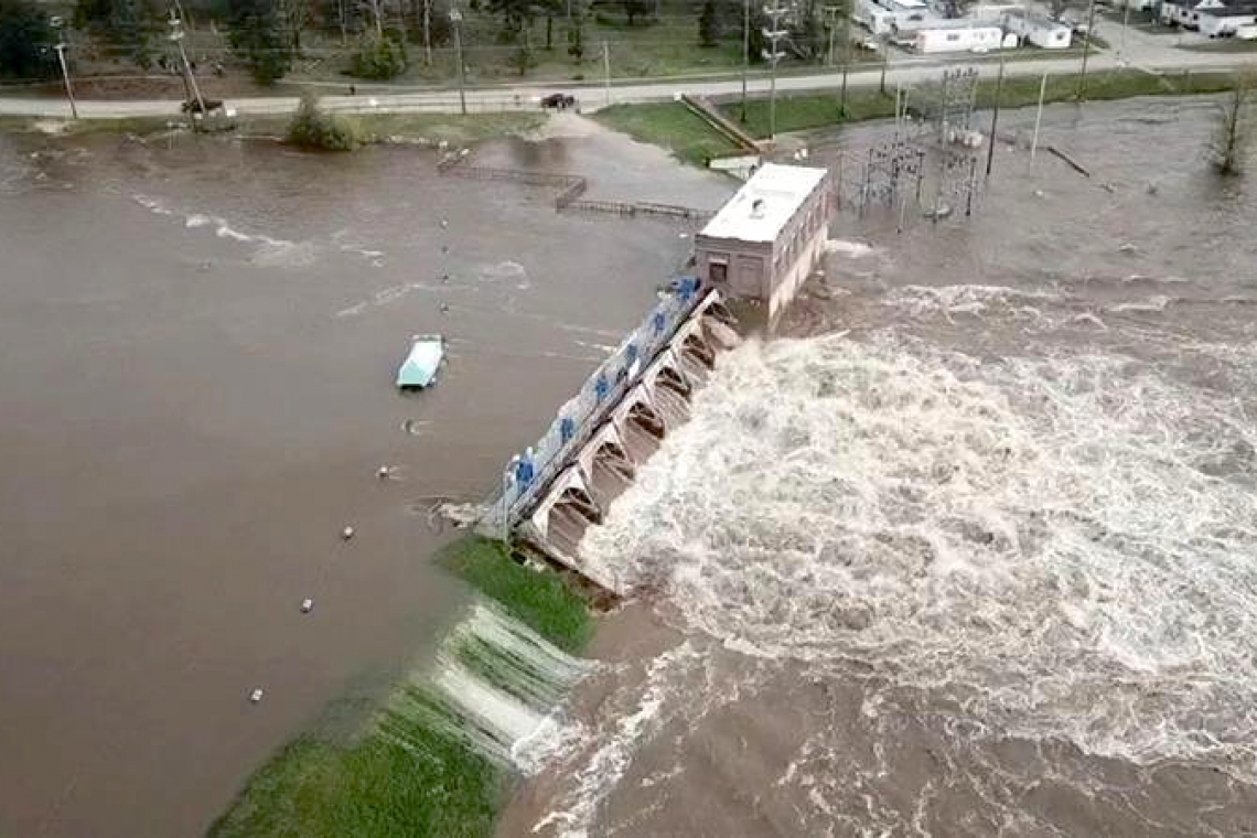 Michigan governor declares emergency after dams collapse