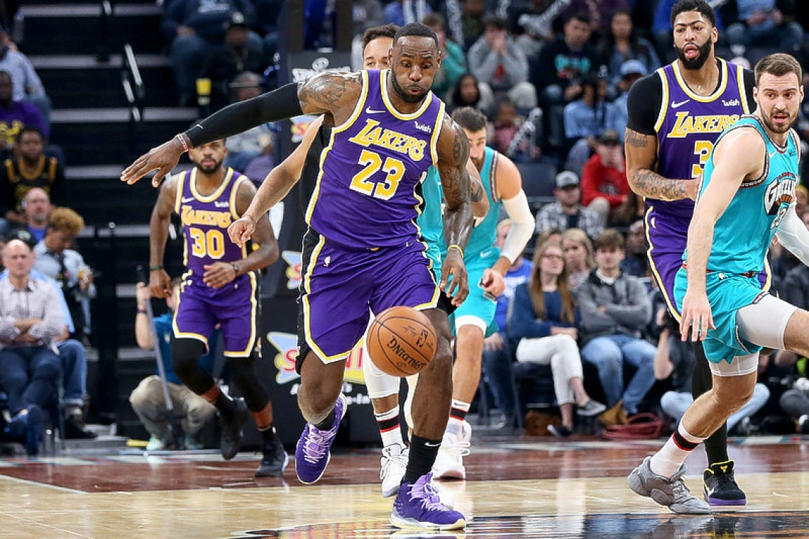 Lakers' James reportedly hosting private workouts