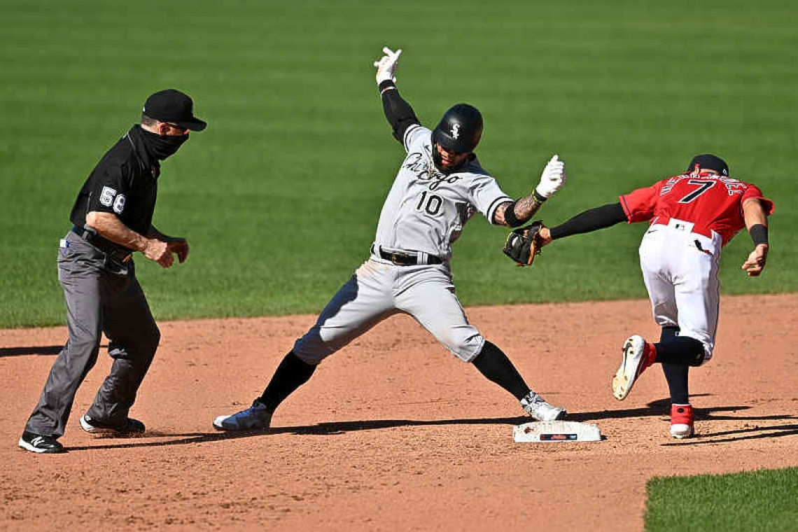  Indians edge White Sox 4-3 in opener of DH