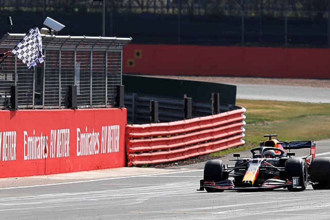  Verstappen steps up to end Mercedes' winning start
