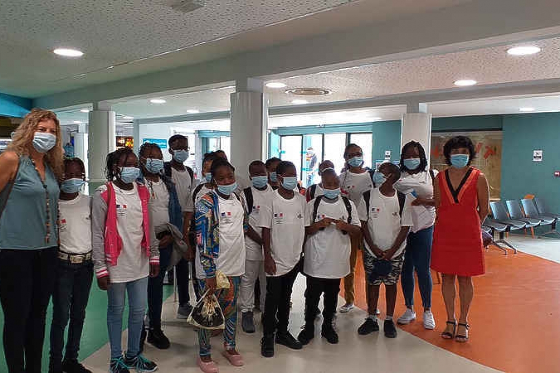  13 youngsters depart for summer camp in Saintes