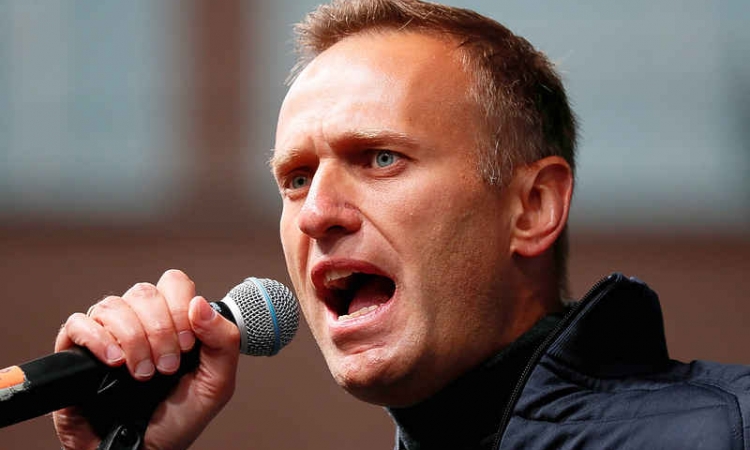 Putin critic Navalny fights for life, aides suspect poisoning