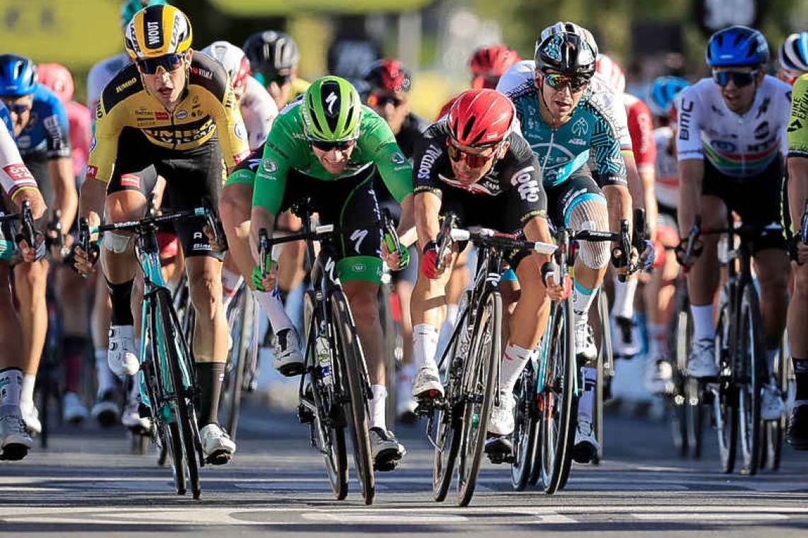  Australian Ewan wins tight  sprint as Sagan gets relegated