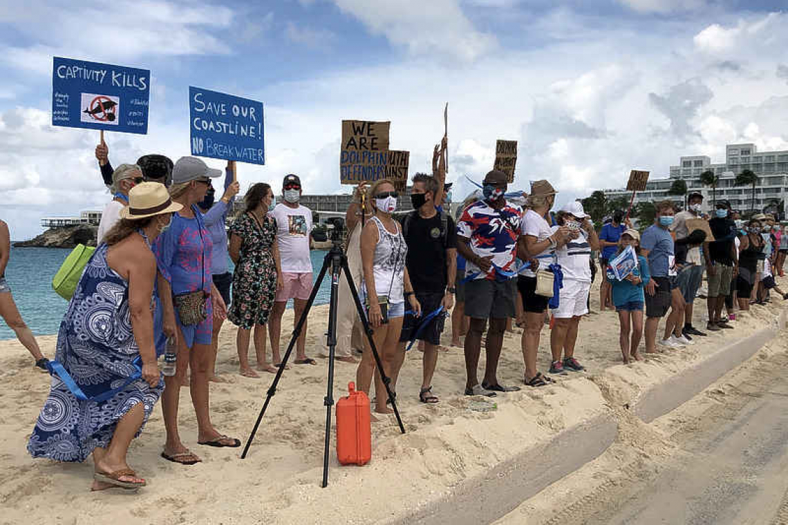    Rumoured dolphinarium prompts  demonstration on Maho Beach