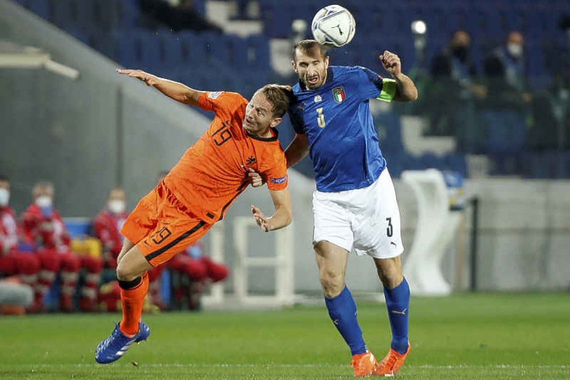 Italy extend unbeaten run with  Dutch draw but lose top spot
