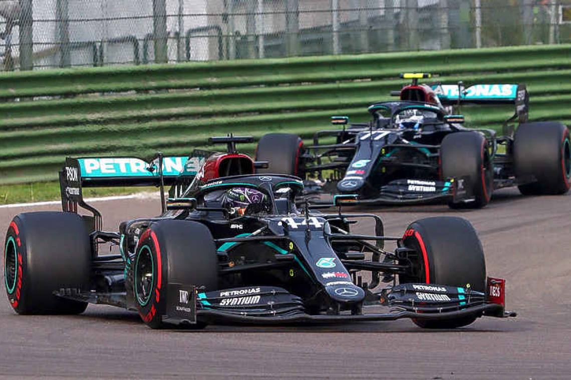 Hamilton wins as Mercedes  clinch constructors' title