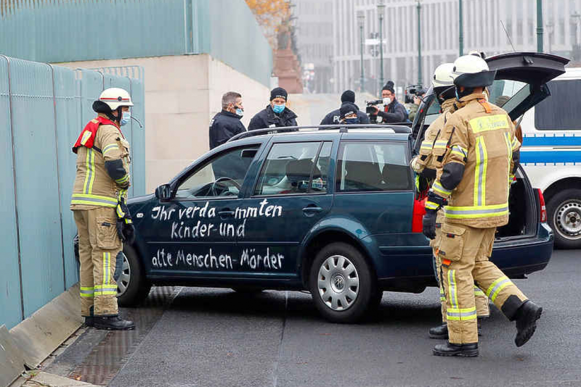 Car crashes into gate of German leader's office