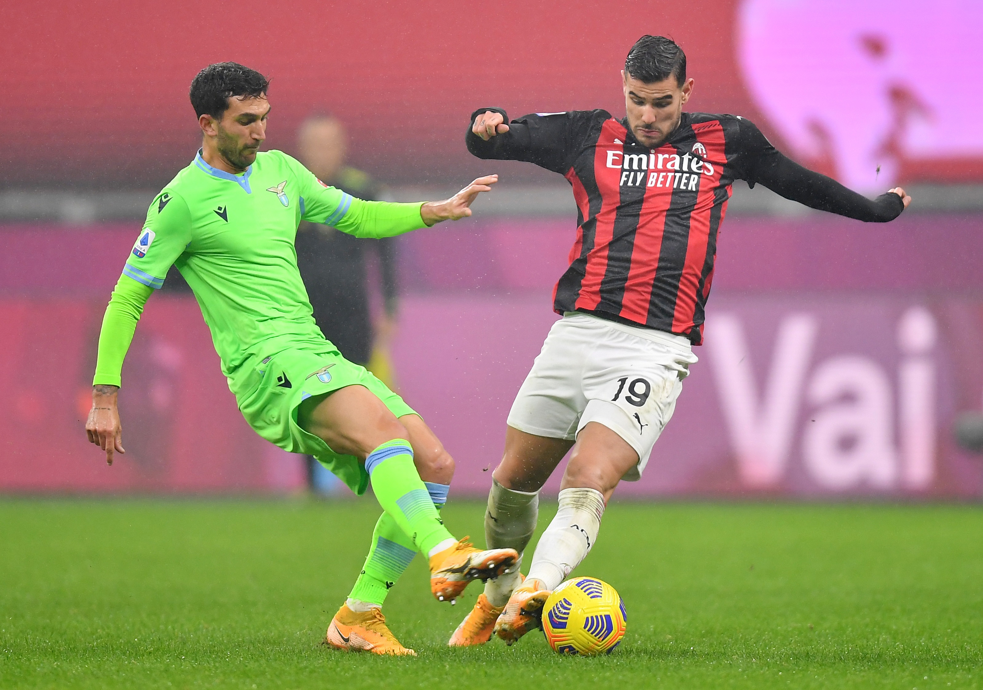Milan snatch stoppage time winner to stay top of Serie A
