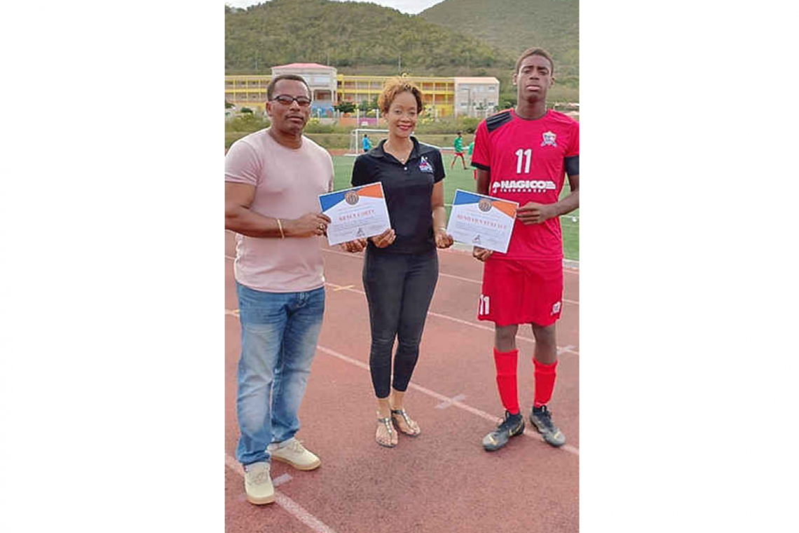 MP presents athletes with  certificates of excellence