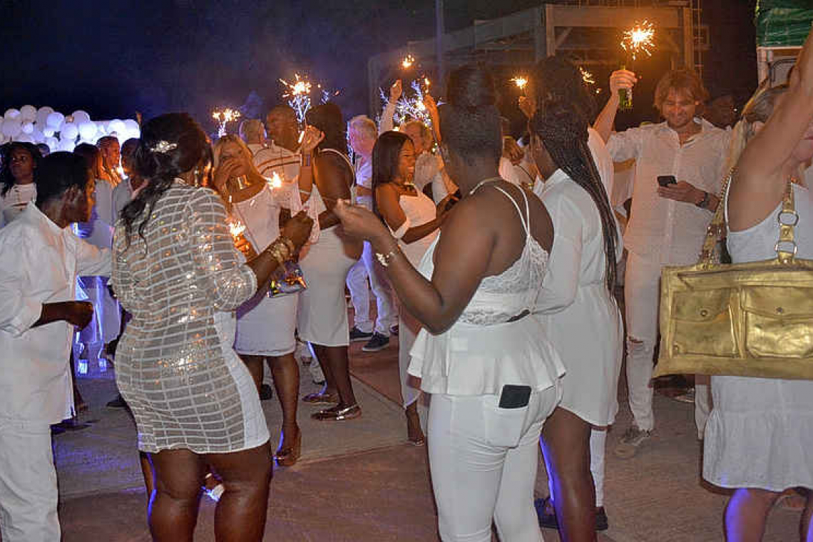 Pure White Party draws  big crowd in St. Eustatius
