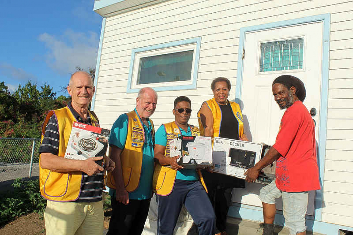 Statia Lions Club  donates to resident