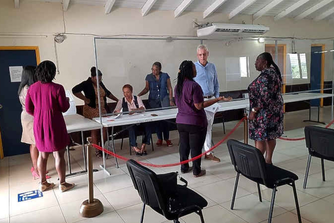 Commissioners inspect  polling station in Statia