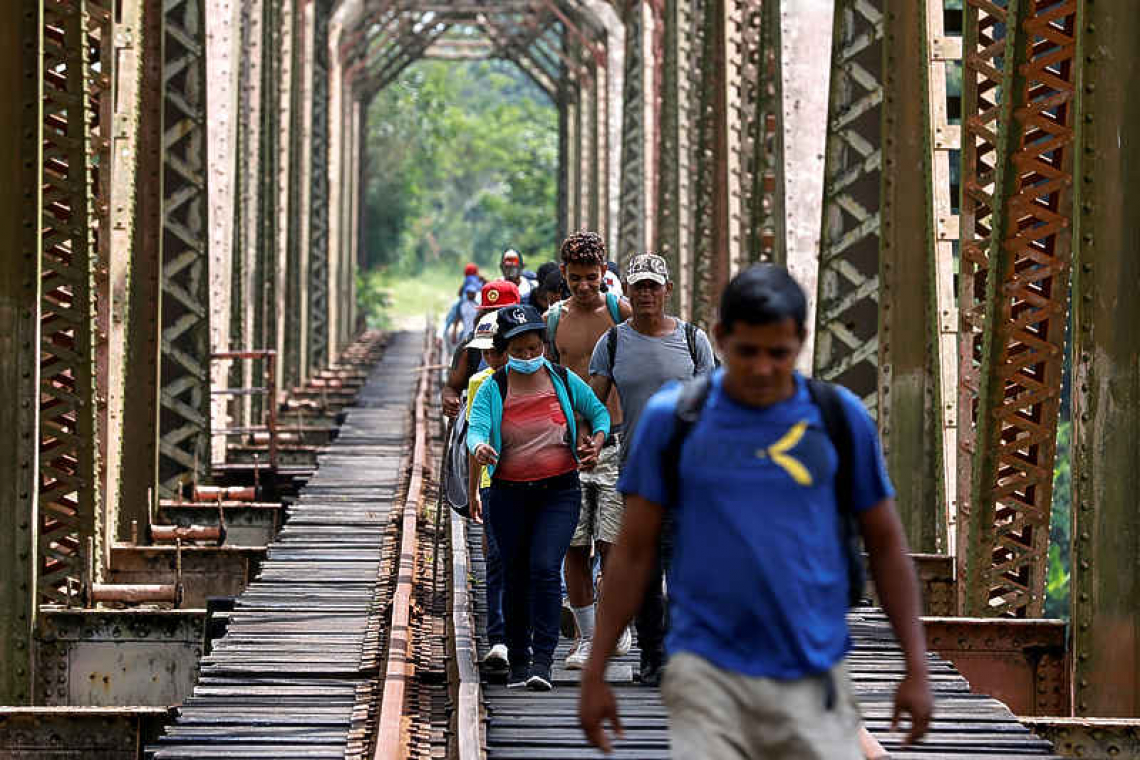 Honduras police turn back US-bound migrant caravan