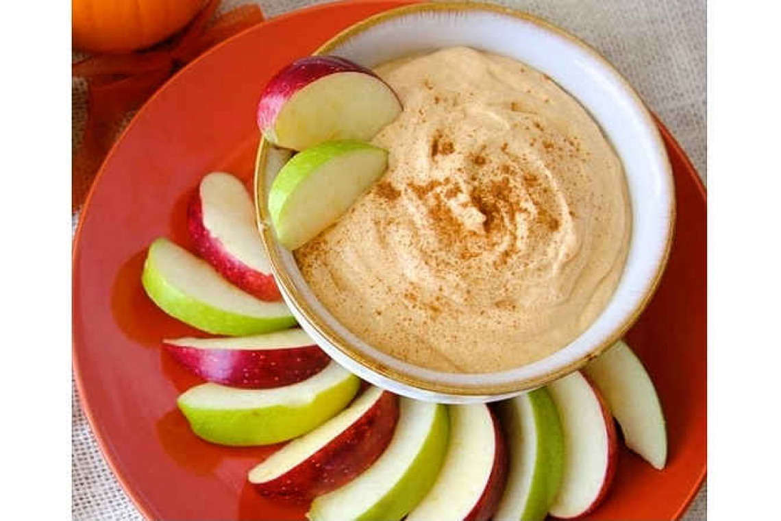 Crunchy apples with sweet pumpkin dip