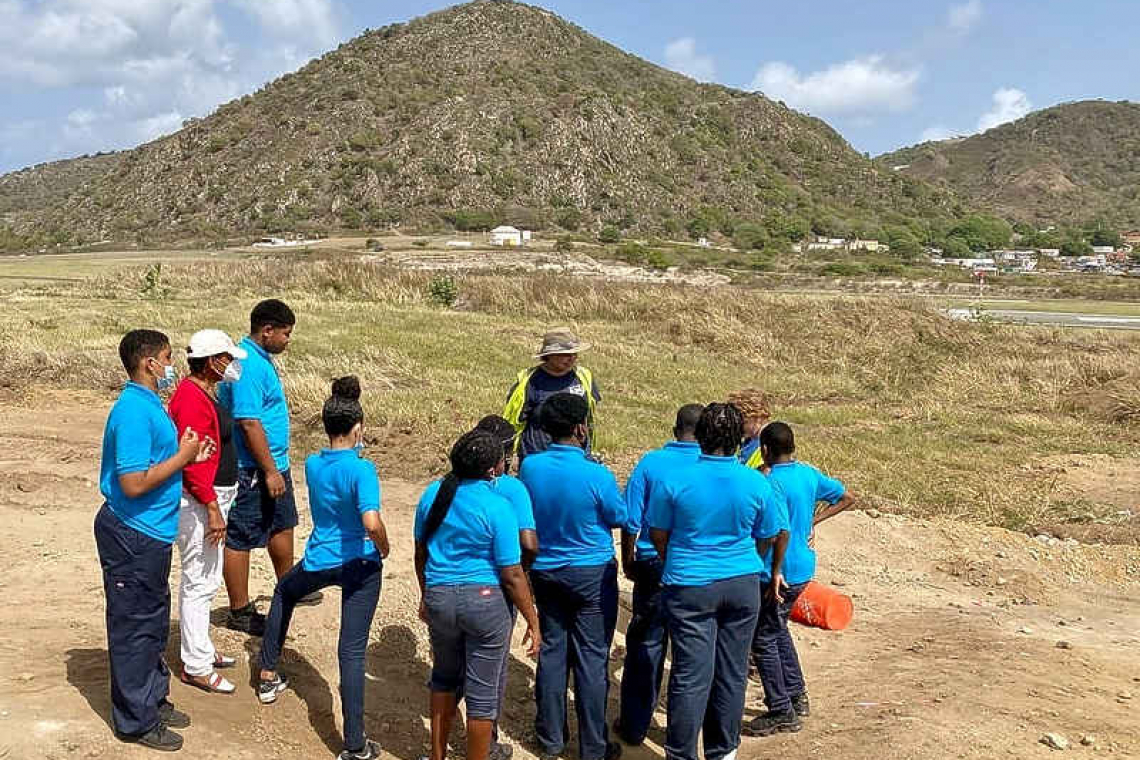 Statia students flock  to archaeological site