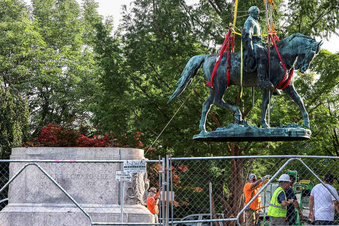 Charlottesville removes Confederate statue at center of deadly protest