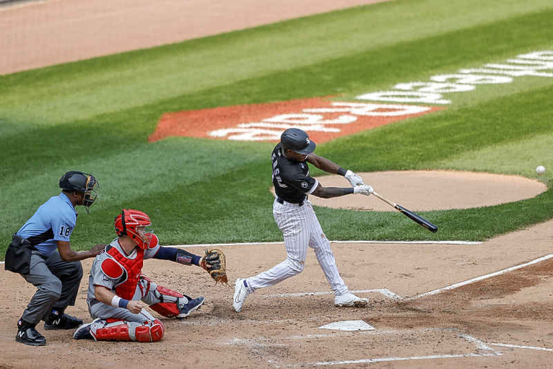 Nelson Cruz guides Twins past White Sox in DH opener