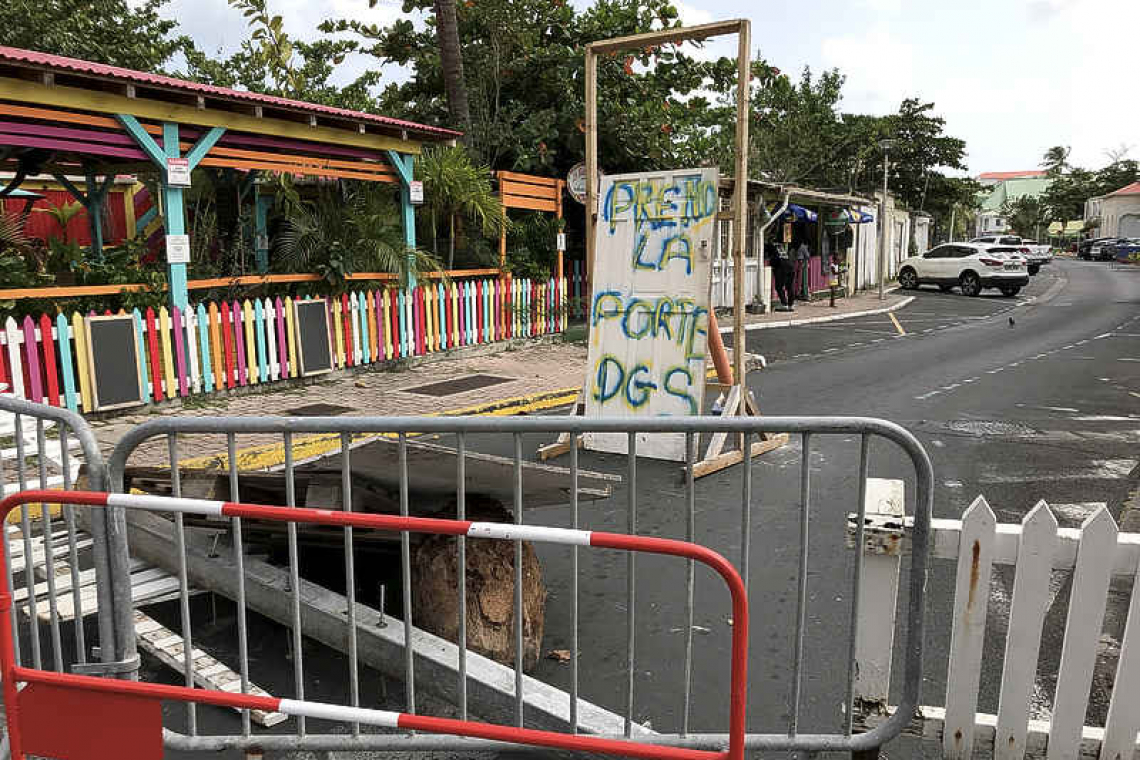 Gibbs takes legal steps  to remove blockades