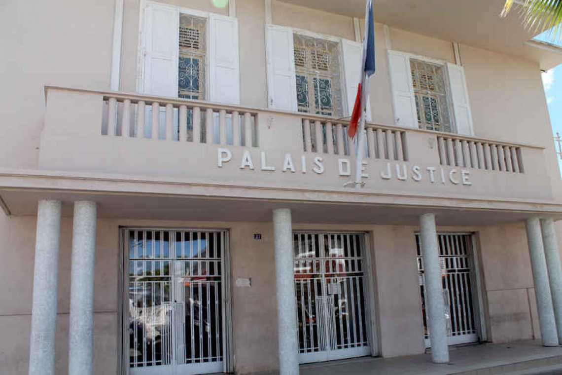 Court orders union UNI.T 978 to remove  all blockades at Hôtel de la Collectivité