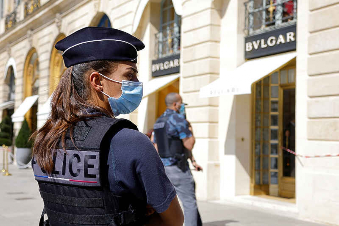 Three suspects nabbed during chase after 10 mln euro jewel heist at Bulgari in Paris