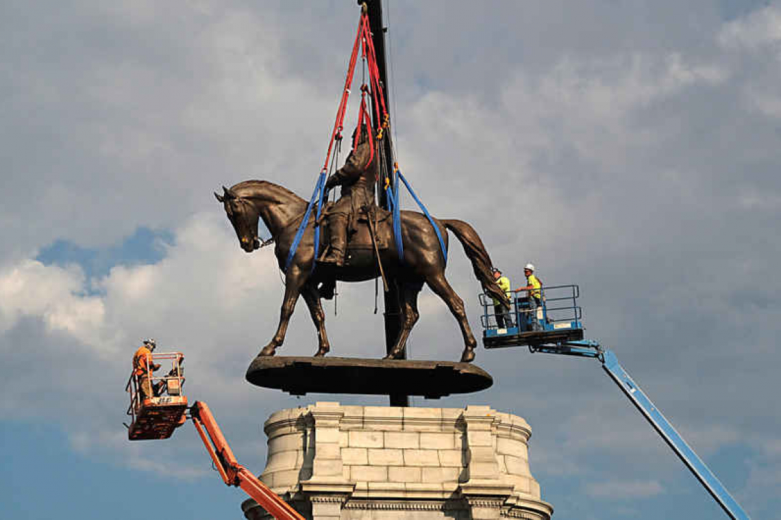 Statue of Robert E. Lee removed in Richmond