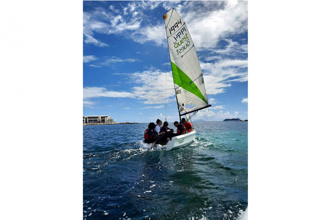 Twenty children try  SXM DOET sailing