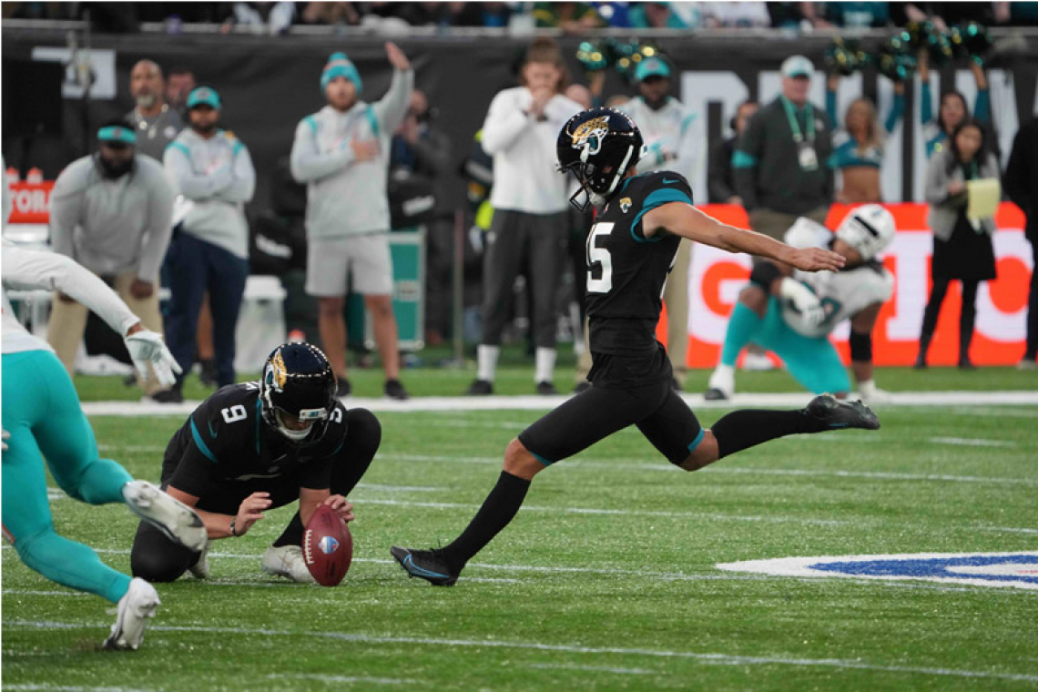 Jags end 20-game skid with 53-yard FG to beat Dolphins 23-20