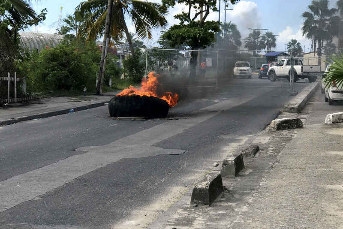 Sandy Ground, Baie Nettle, under  siege as Gendarmes battle rioters