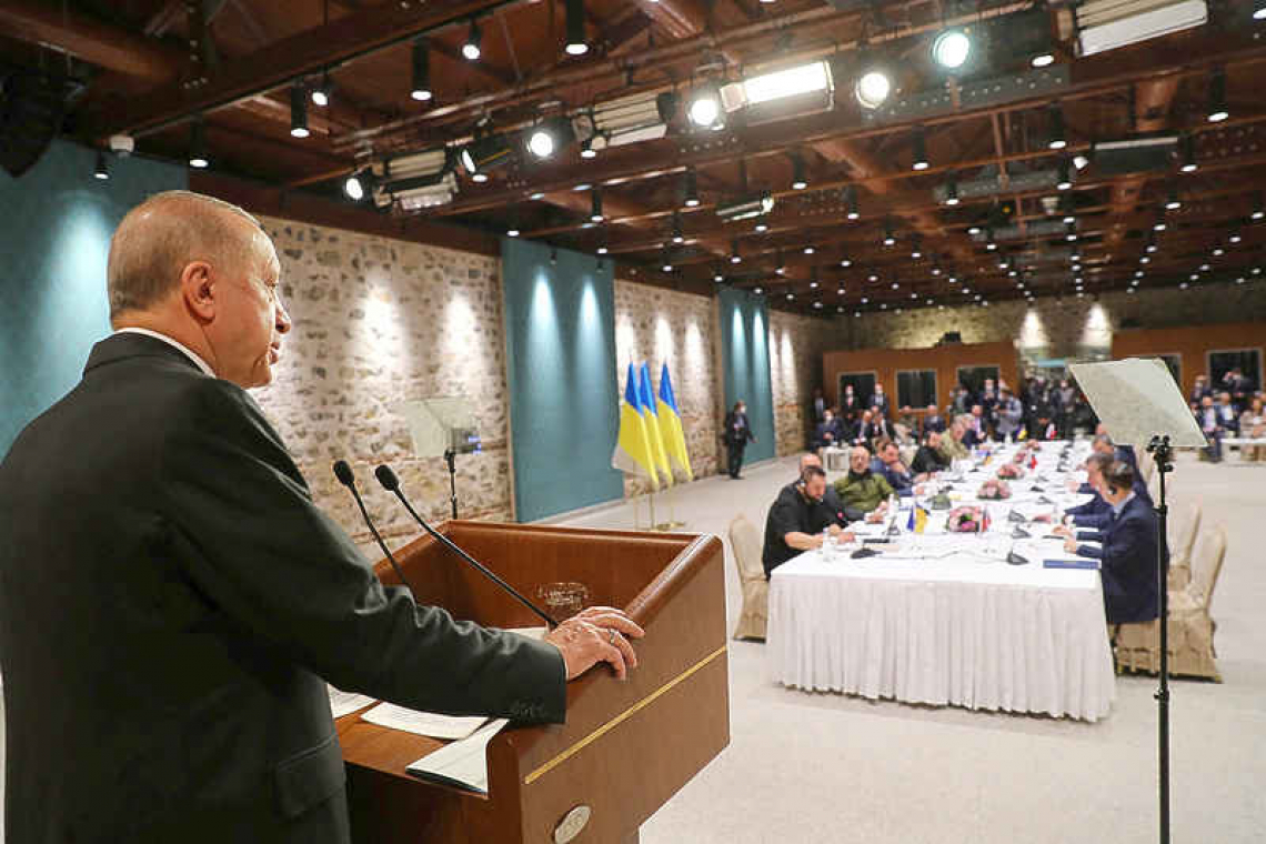 Ukraine isn't naive, Zelenskiy says after Russia vows to scale down attack on Kyiv
