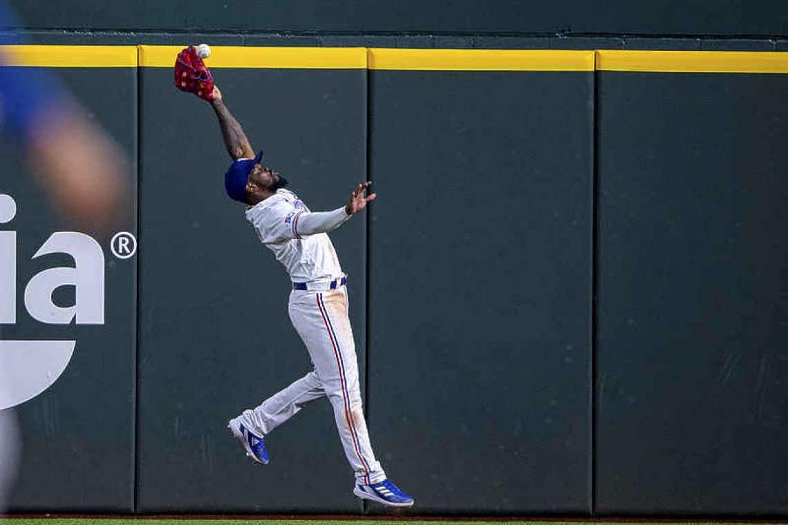 Astros start fast, roll past Rangers 9-2