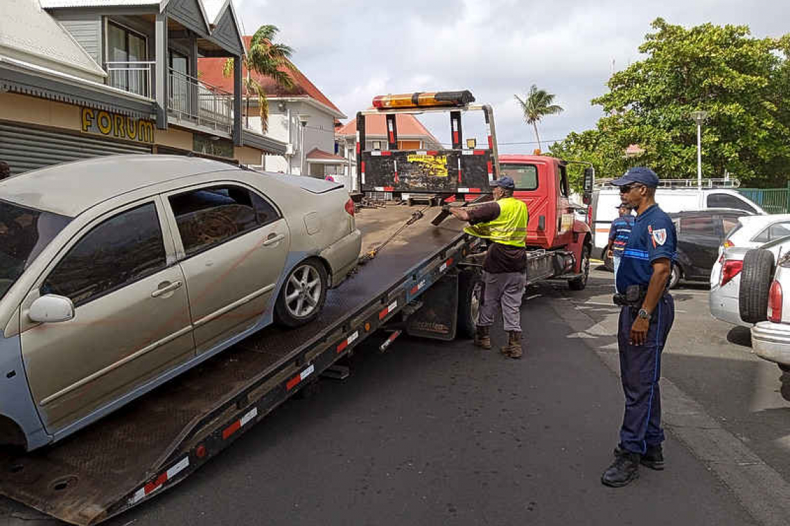    Over 900 car wrecks removed in recent months by the Collectivité