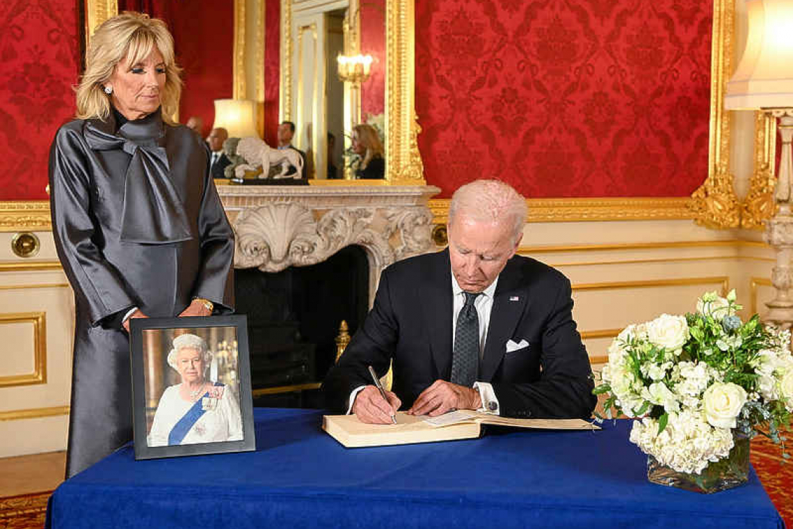 President pays his respects to 'honourable' Queen Elizabeth