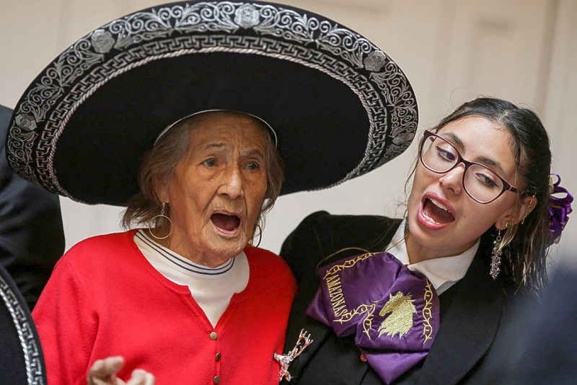 Mariachi bands fire up memories of Mexican Alzheimer patients