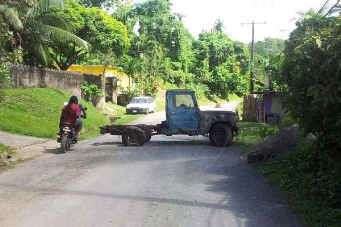 Residents stage massive  roadblock in Hanover