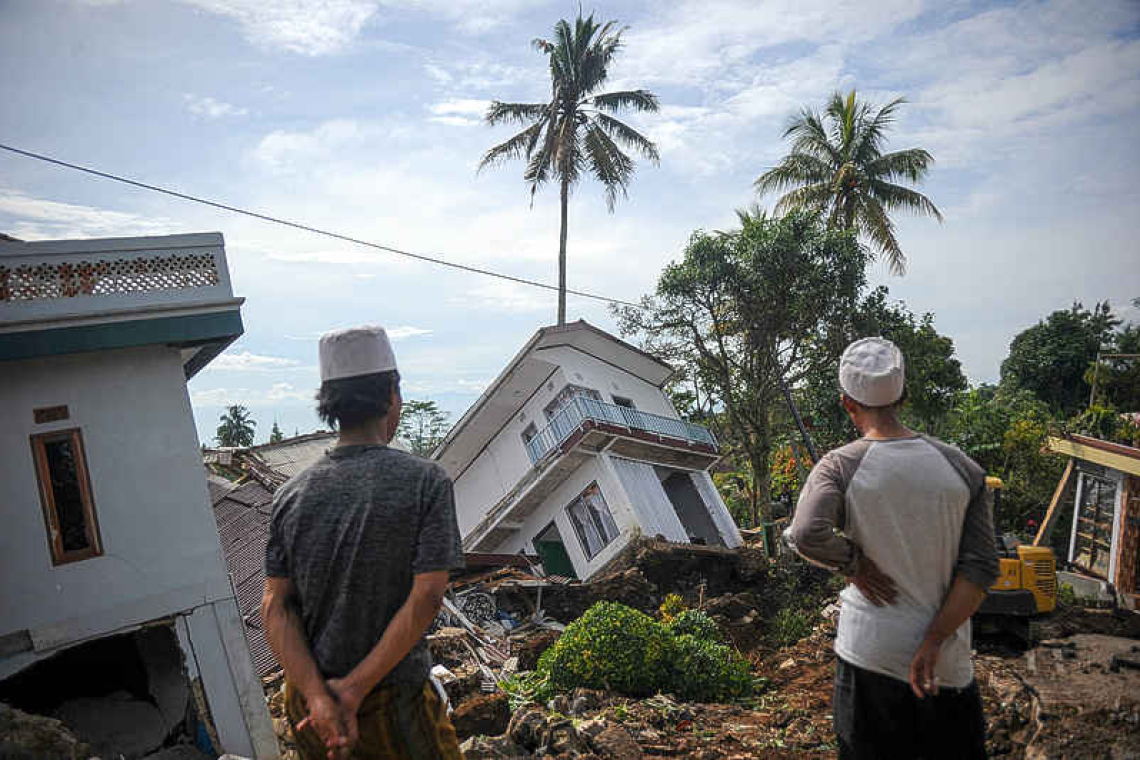 Aftershocks, heavy rain hamper Indonesia earthquake rescuers