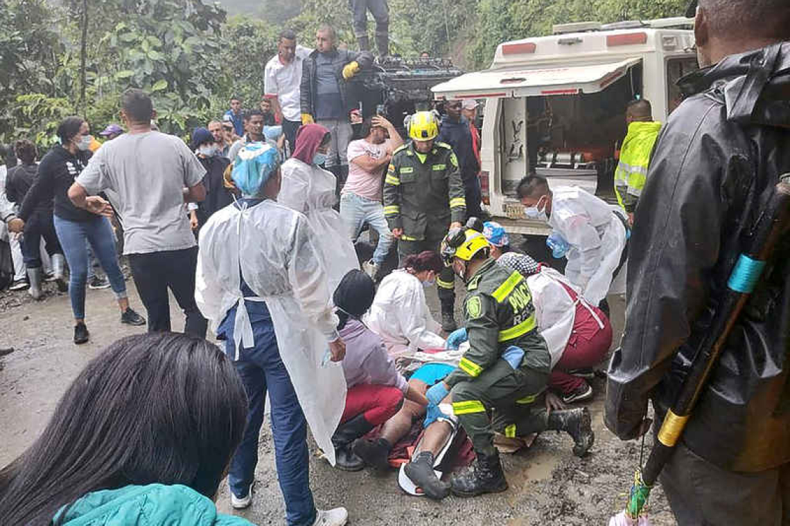  Landslide buries bus in Clombia, killing 34