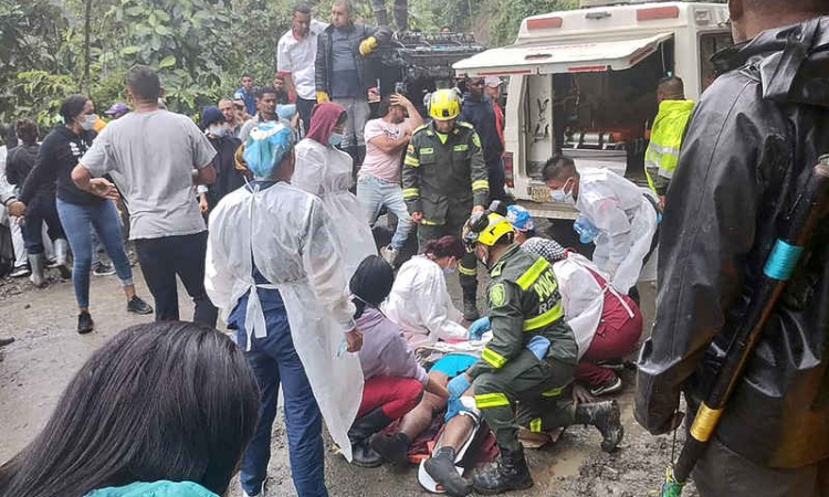  Landslide buries bus in Clombia, killing 34