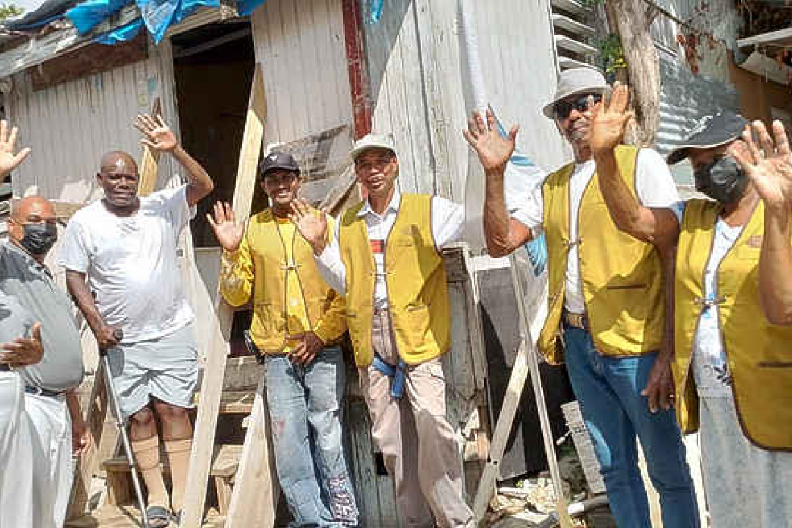 Tzu Chi repairs roof, cleans home  of senior who used to sleep in car