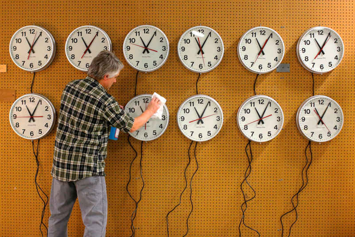 Senators reintroduce bill to make daylight saving time permanent