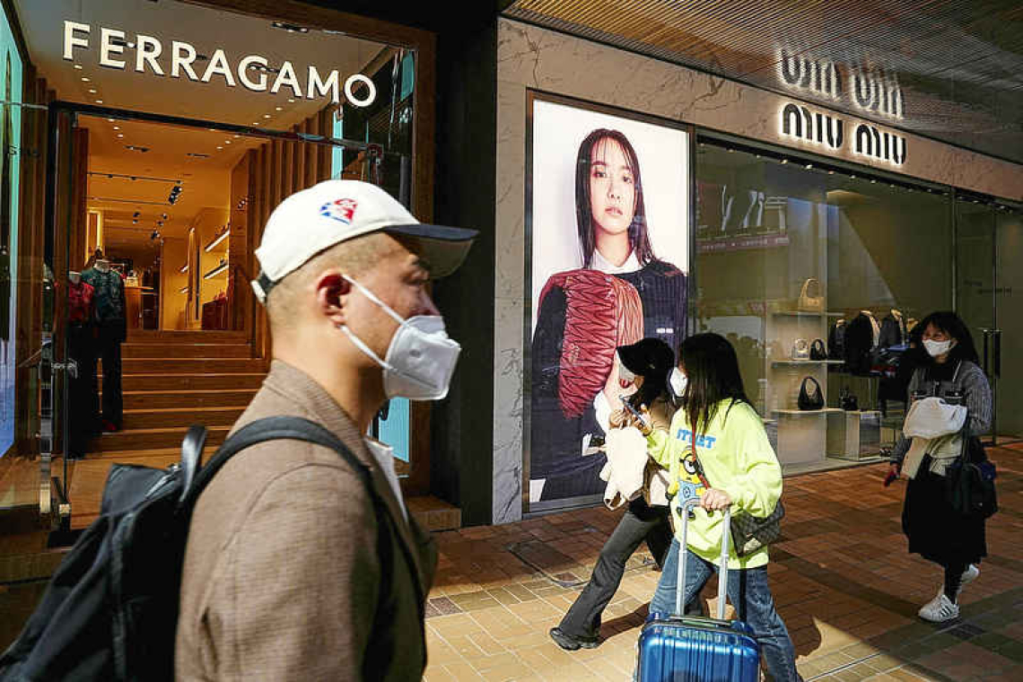 Global retailers seek new  ways to lure in shoppers