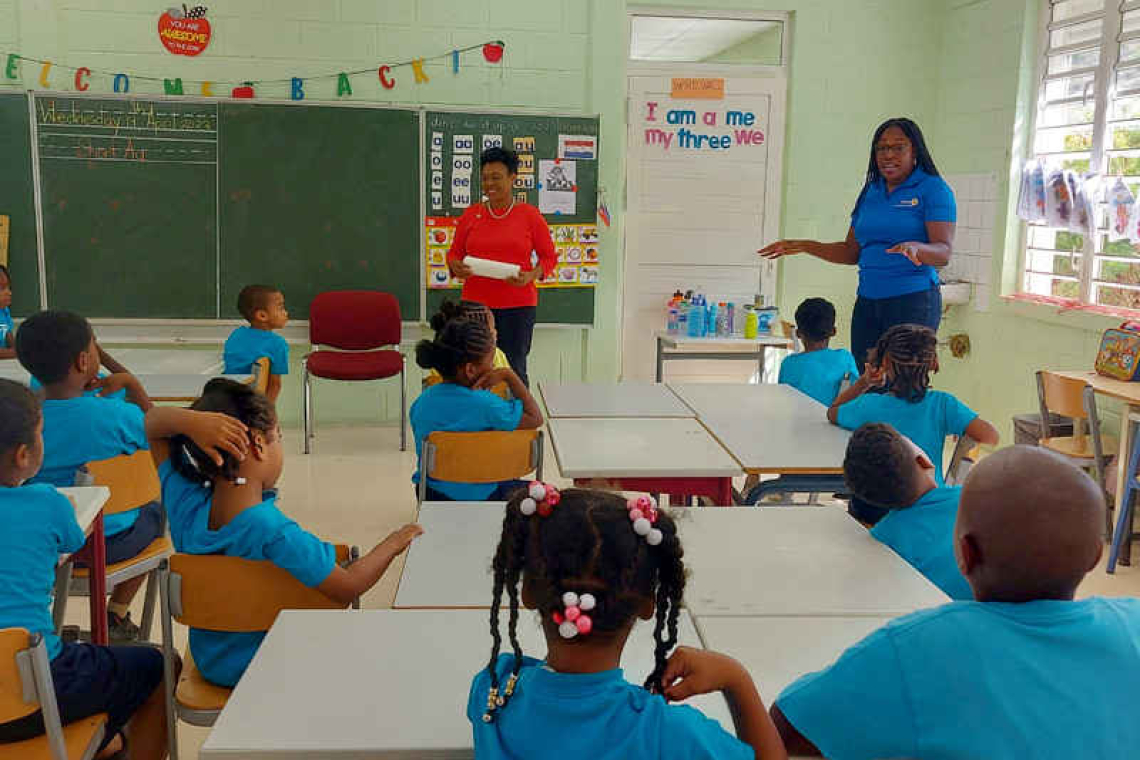 Pupils learn about proper hand hygiene. It makes a difference!