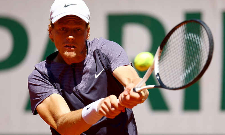 Ruud, Swiatek gain momentum at French Open as Sinner punished 