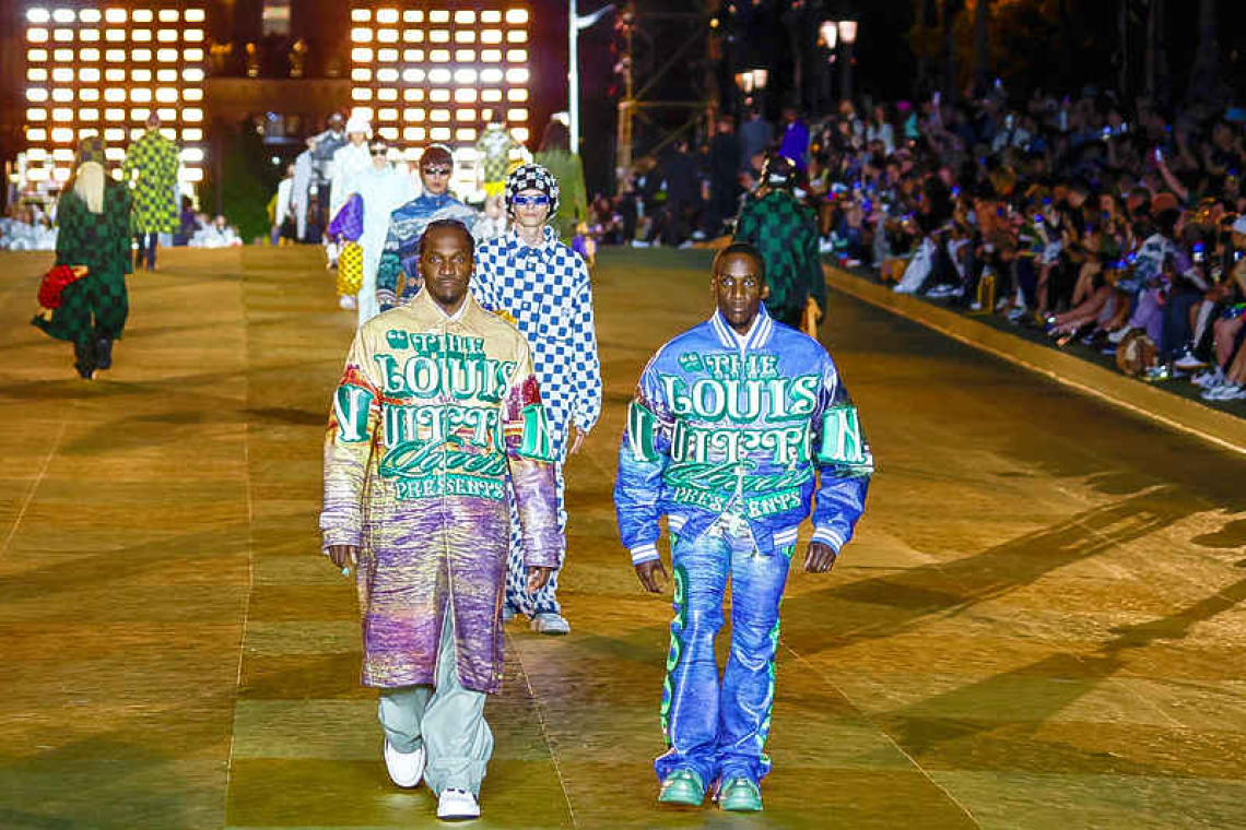 Pharrell makes Louis Vuitton debut on Paris' Pont Neuf - EFE Noticias